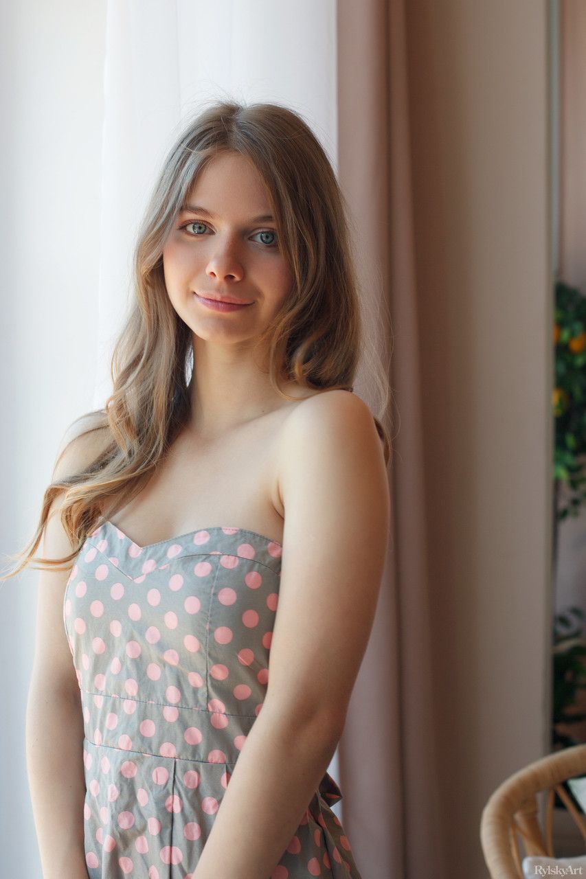 Skinny American Siya massages... Skinny American Siya massages...