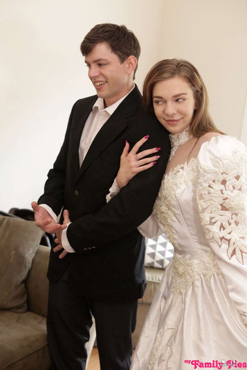 盖伊向继妹蒂芙尼&middot;沃森求婚，并在他的卧室里操了她 Guy proposes to stepsister Tiffany Watson and fucks her in his bedroom