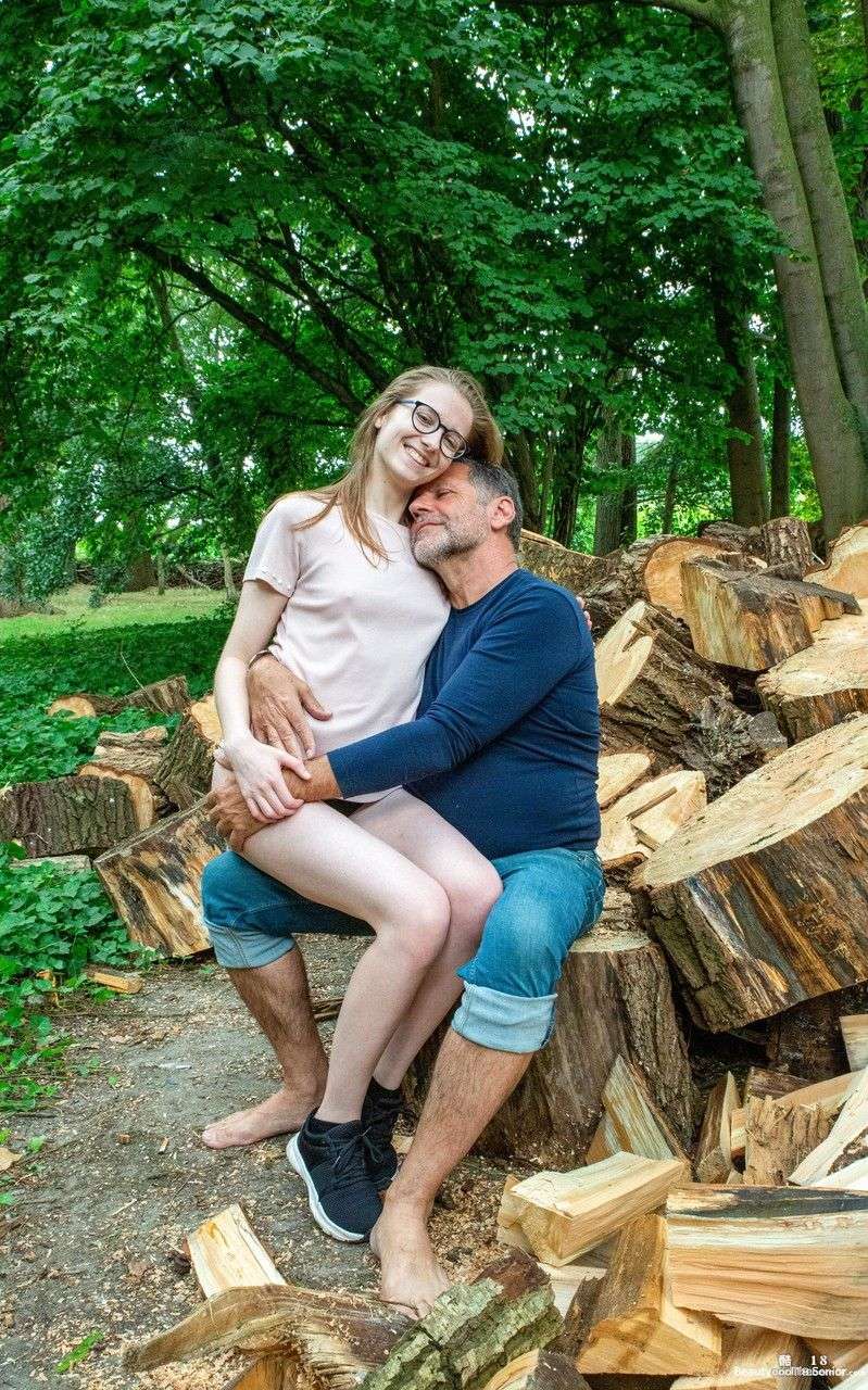 金发大四女学生 Abela Youn 在户外让伐木工舔她的阴户并操她 Blonde senior Abela Youn lets lumberjack lick her pussy and fuck her outdoors