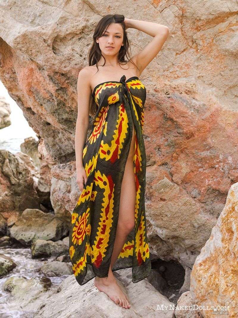 冒险大胆的宝贝 Sofi A 在《冬季逃亡》中袒露她美丽的身体 Adventurous babe Sofi A bares her beautiful body in Winter Escape