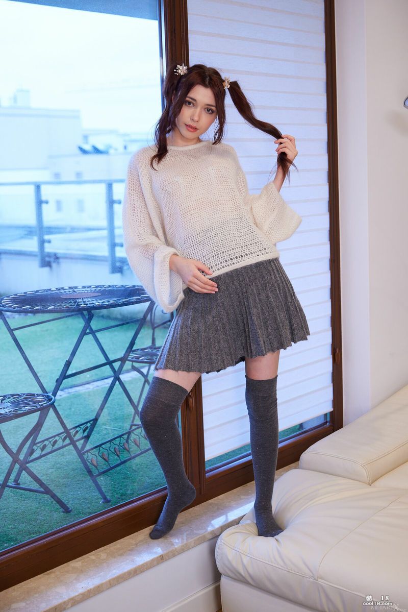 超级可爱的小妞扎着小辫子，在沙发上脱光衣服，抚摸着自己的女性本质 Super cute chick with pigtails strips naked on the couch and touches her womanly nature