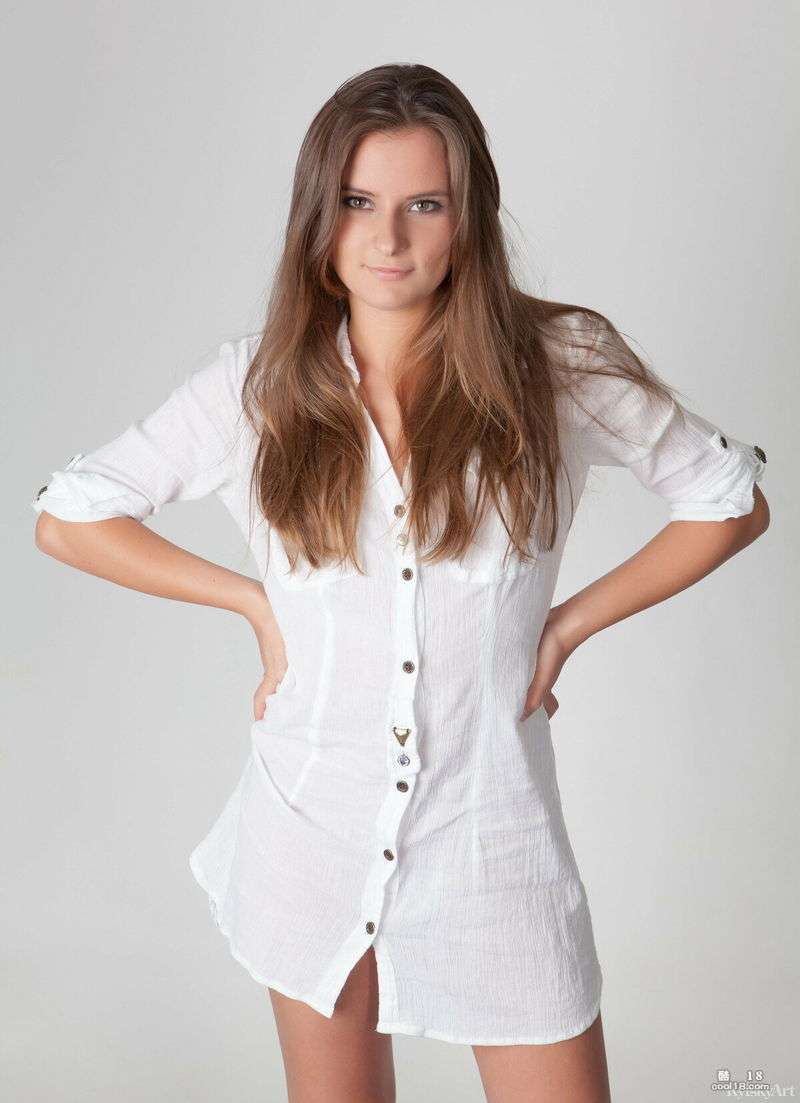 迷人的罗米娜解开衬衫扣子，展示小胸部的身材和精心修剪的阴道 Charming Romina unbuttons her blouse to show off her small boobs and perfectly trimmed vagina