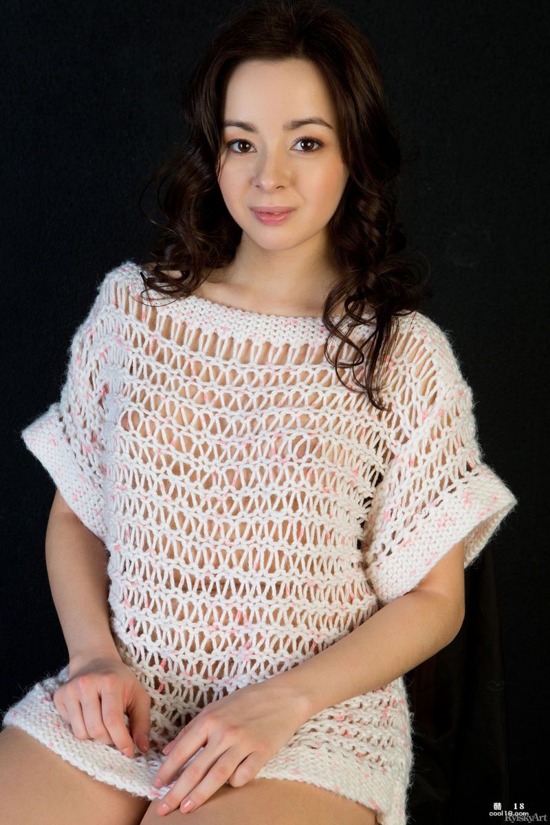 美丽的黑发美女脱下羊毛上衣，炫耀她甜美的女性身体 Beautiful brunette takes off woolen top and shows off her luscious female body