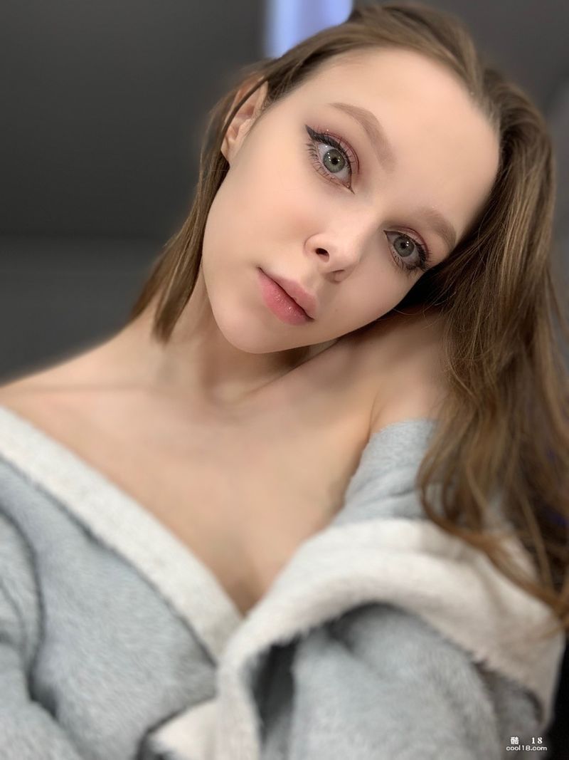 可爱的OnlyFans 模特 Little Kitty 在独奏中炫耀她的奶子和小穴 Cute OnlyFans model Little Kitty shows off her tits and pussy in solo