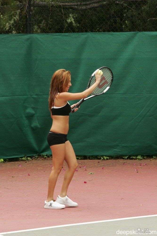 网球运动员 Cheryl 和 Sativa Rose 在球场上一起做爱 Tennis players Cheryl and Sativa Rose have sex together on court