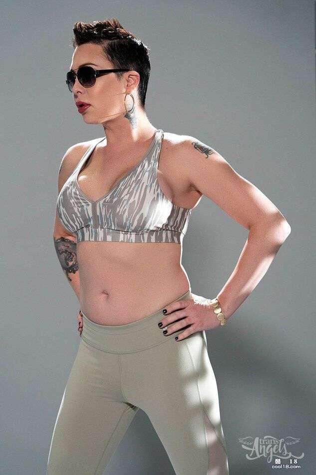 与跨性别模特 Danika Dreamz 猛烈性交后的最后射精 Final cumshot after hard sex with trans model Danika Dreamz