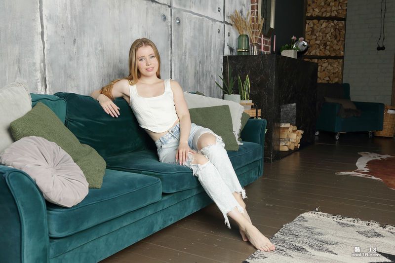 迷人的女孩拉莉脱下牛仔裤，炫耀着她丰满的臀部，同时用手指抚摸着她 Charming girl Lali takes off her jeans and shows off her plump ass while fingering her