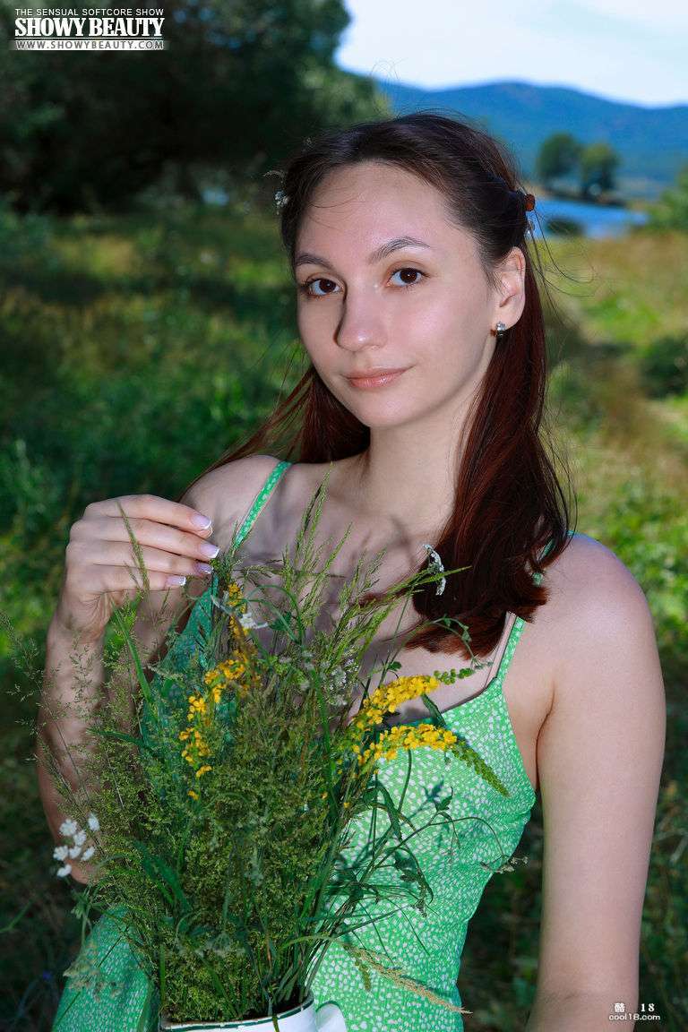 可爱的红发宝贝玛丽娜在大自然中脱掉她的衣服，露出她可爱的苗条身材 Cute redhead babe Marina takes off her clothes in nature to reveal her cute slim figure