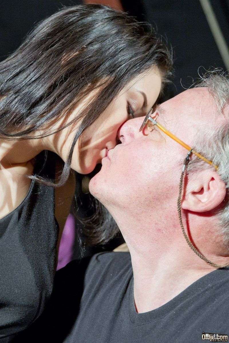 瘦小性感女郎在淫乱的群交中被老男人操逼 Skinny sexy girl gets fucked by older man in slutty group sex