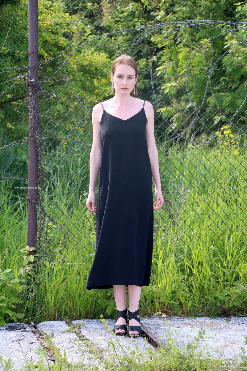 可爱的黑发女孩在户外摆姿势，展示她诱人的苗条身材和小而活泼的乳房 Cute brunette girl posing outdoors showing off her seductive slim figure and small perky breasts