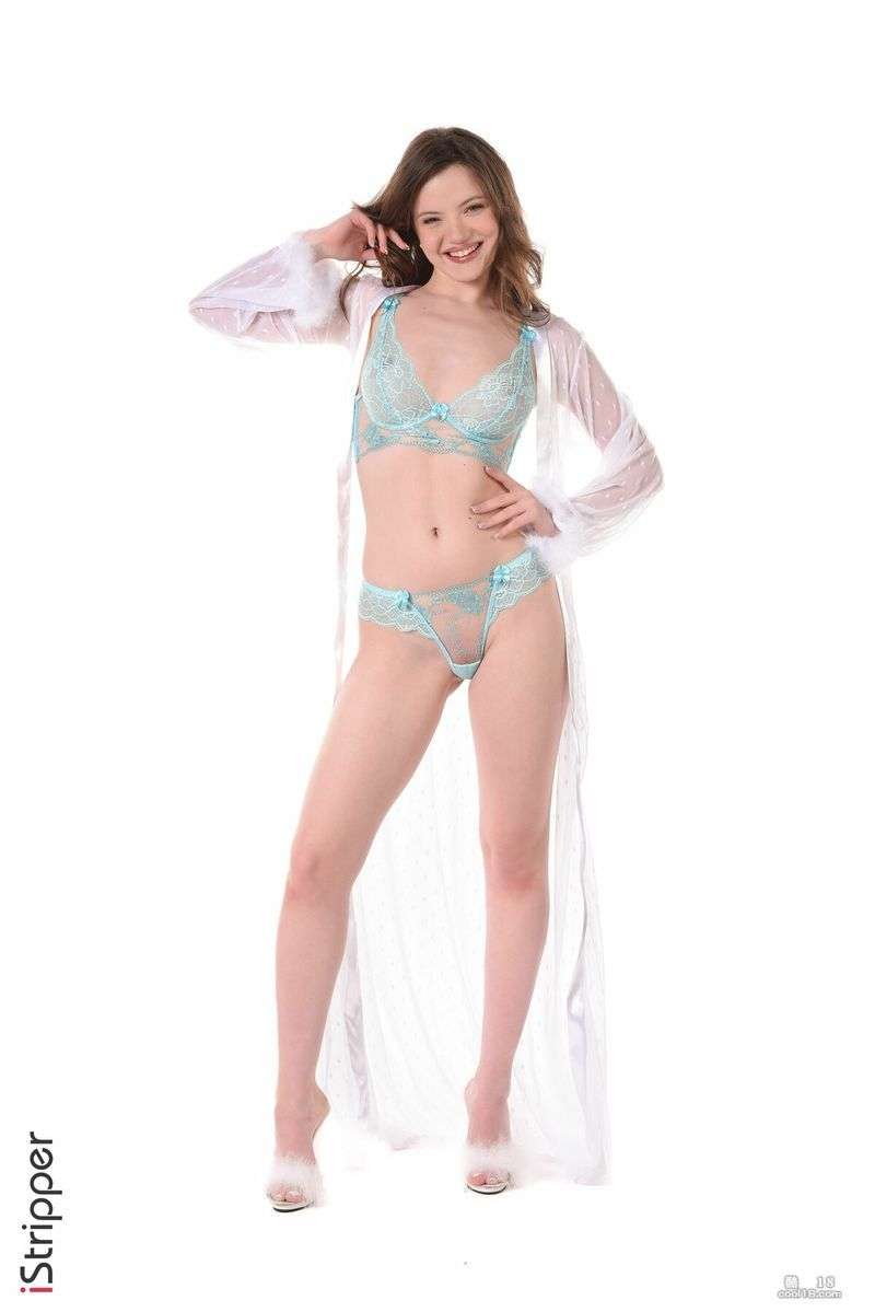 出色的黑发美女喜欢挑逗，因为她展示了她迷人的苗条身材和丰满的圆屁股 Fabulous brunette loves to tease as she shows off her stunning slim figure and plump round ass