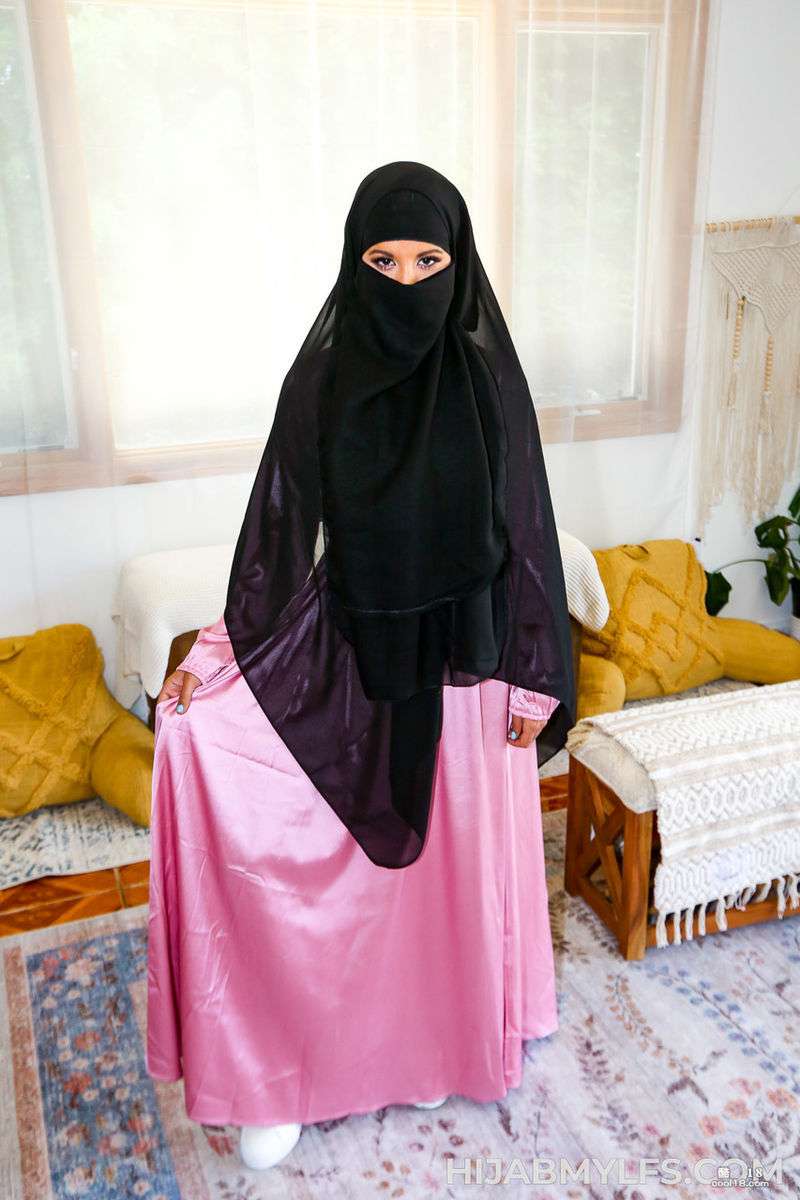 阿拉伯宝贝尼娜&middot;怀特在与大汉进行狂野的硬核性爱后吃下精液 Arab babe Nina White eats cum after having wild hardcore sex with hunk