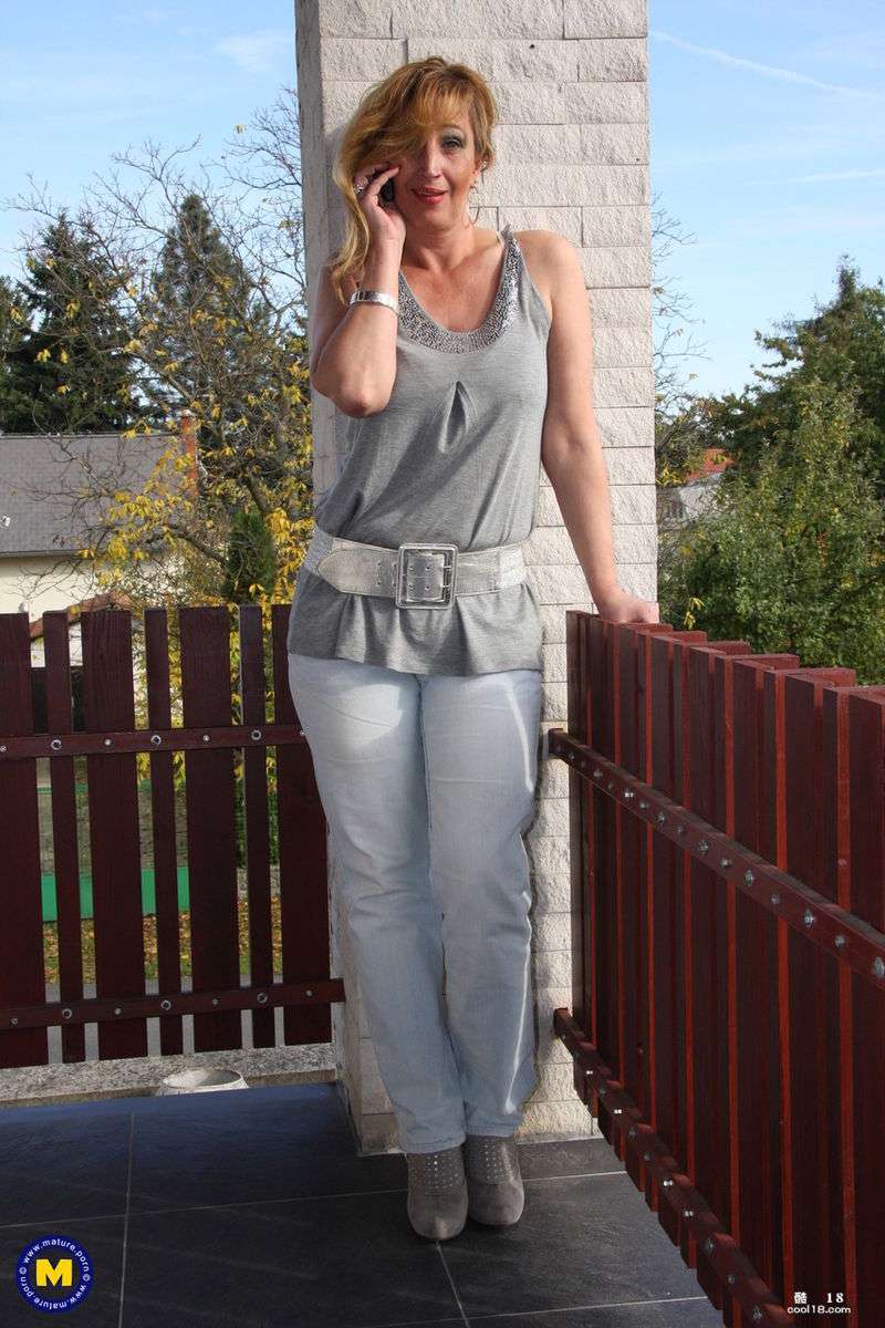 乳房下垂的年长金发女郎被妇科医生猛干至中 Older blonde with saggy breasts gets fucked hard by gynecologist