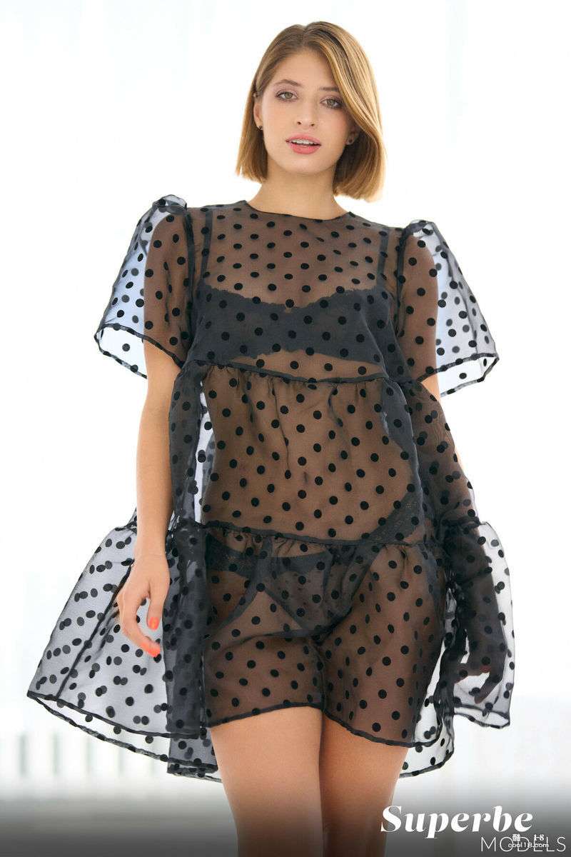 她诱人的苗条身材和丰满的天然乳房 Her alluring slender figure and plump natural breasts