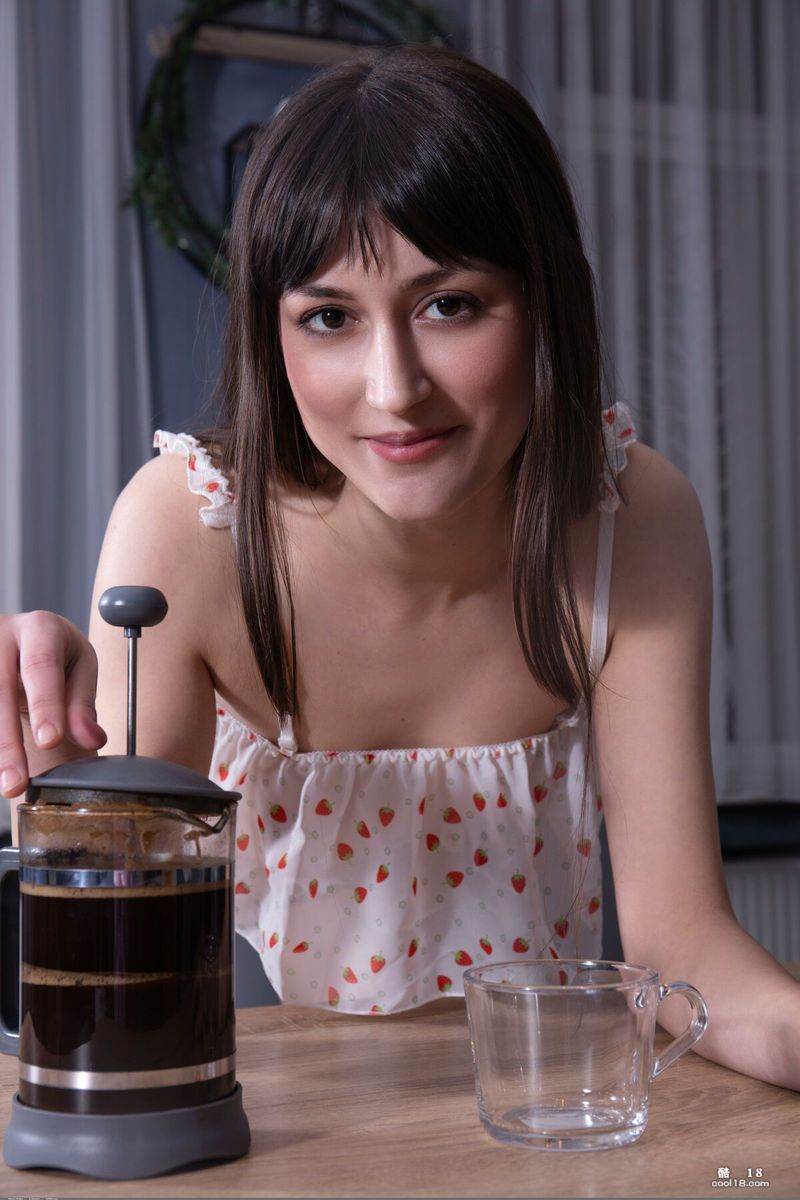 诱人的黑发美女在桌子上伸展身体，露出了她毛茸茸的阴部和紧实的臀部 Seductive brunette stretches out on the table, exposing her hairy pussy and tight ass