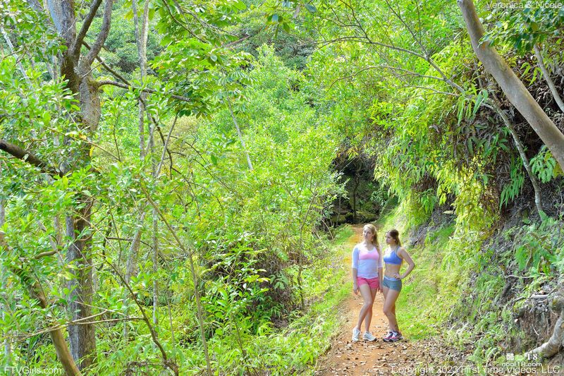 两个美少女在户外脱光衣服互相用工具插小穴 Two beautiful girls took off their clothes outdoors and used tools to penetrate each other's pussies