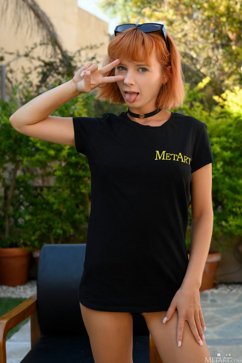 红发美女 Marta Gromova 在户外摆姿势，慢慢露出她那令人惊叹的乳房和挺立的乳头 Redhead beauty Marta Gromova poses outdoors, slowly revealing her amazing breasts and erect nipples