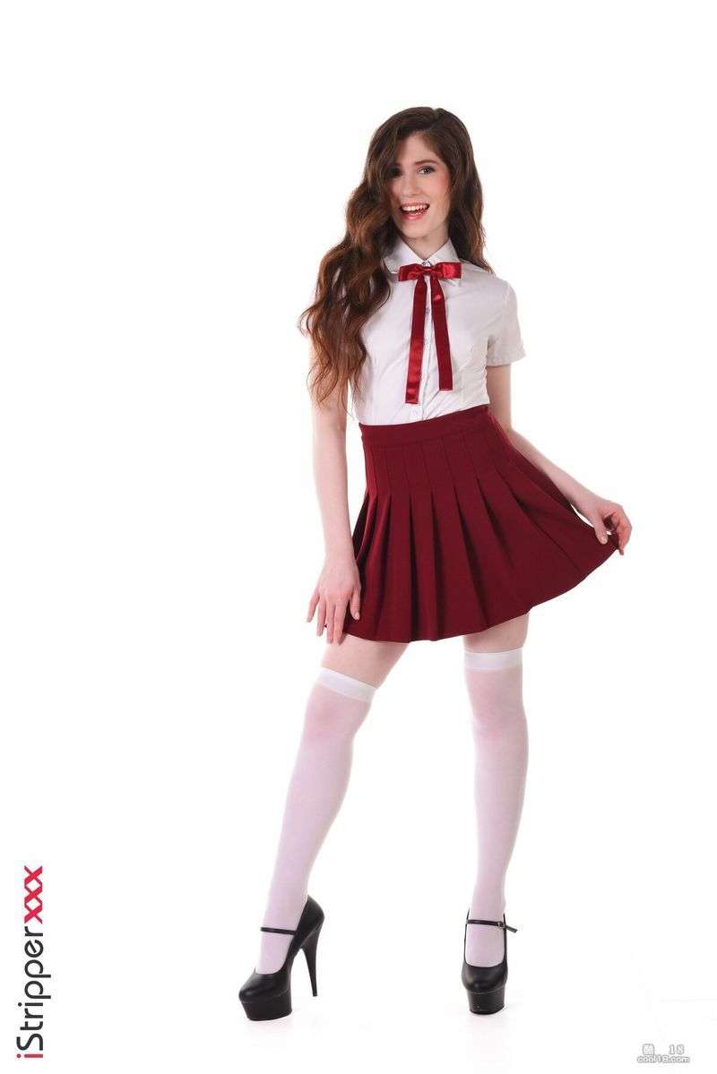 漂亮白皙的黑发美女热珍珠女学生脱下制服，展示她诱人的苗条身材和小 Pretty fairskinned brunette hot pearl schoolgirl takes off her uniform and shows off her alluring slim figure and tiny