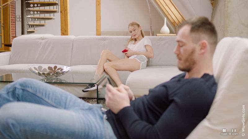 性感金发女郎 Nancy A 开始用力骑乘她的情人，给她一次难忘的口交 Sexy blonde Nancy A starts riding her lover hard and gives her an unforgettable blowjob