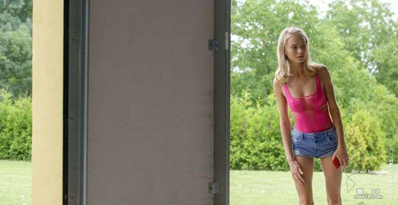 胸部娇小的金发美女在车库里骑着伴侣的硬工具 Petite blonde rides partner's hard tool in garage