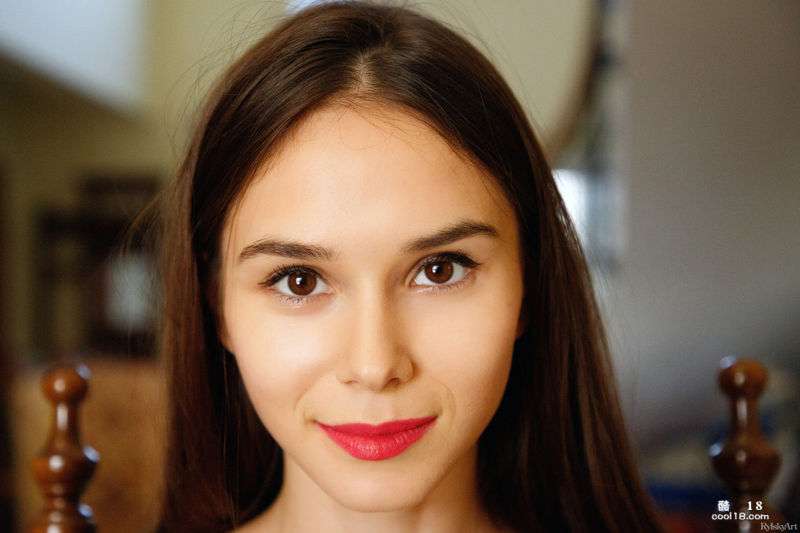 黑发美女 Leona Mia 将她诱人的苗条身材摊开在床上 Brunette beauty Leona Mia spreads her seductive slender figure on the bed