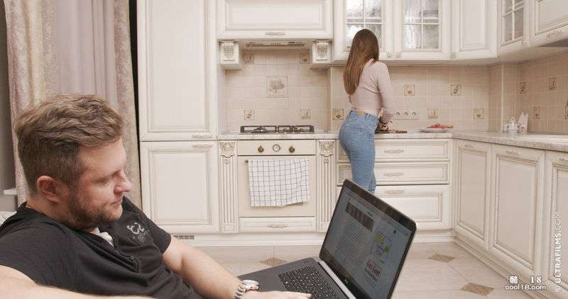 迷人的黑发美女与她的男人拥有惊人的性爱体验 Stunning brunette has amazing sex with her man