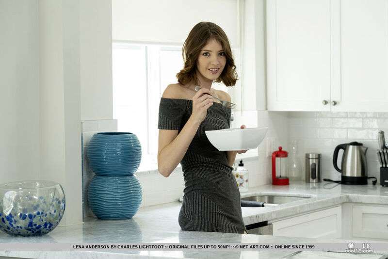 长腿的美丽少女脱下连衣裙和蕾丝内裤裸体摆姿势 Beautiful girl with long legs takes off her dress and lace panties and poses naked