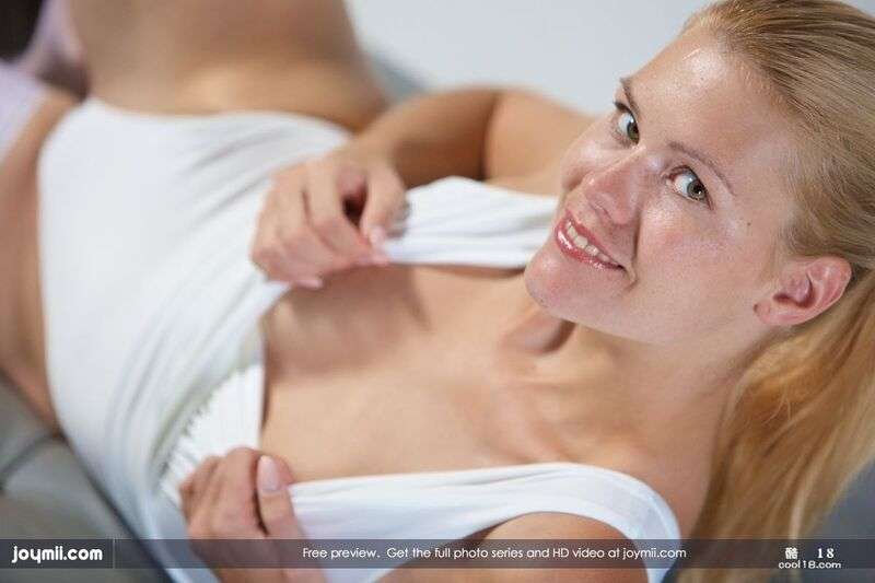 性感的 Sabrisse 与她的朋友 Delphine 一起进行猛烈的假阳具插入动作 Sexy Sabrisse joins her friend Delphine in hard dildo penetration action