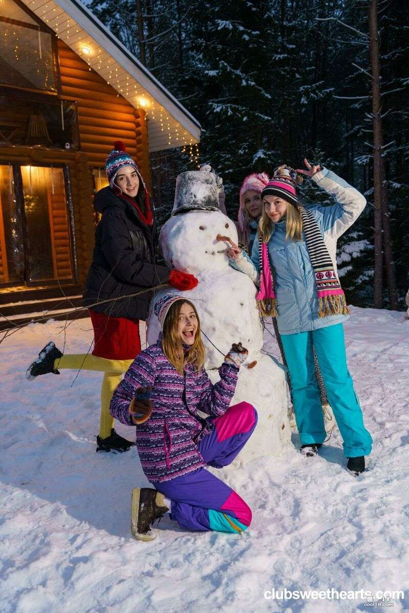 一群辣妹在冬季假期度过了一段美妙的时光 A bunch of hot girls have a great time on winter vacation