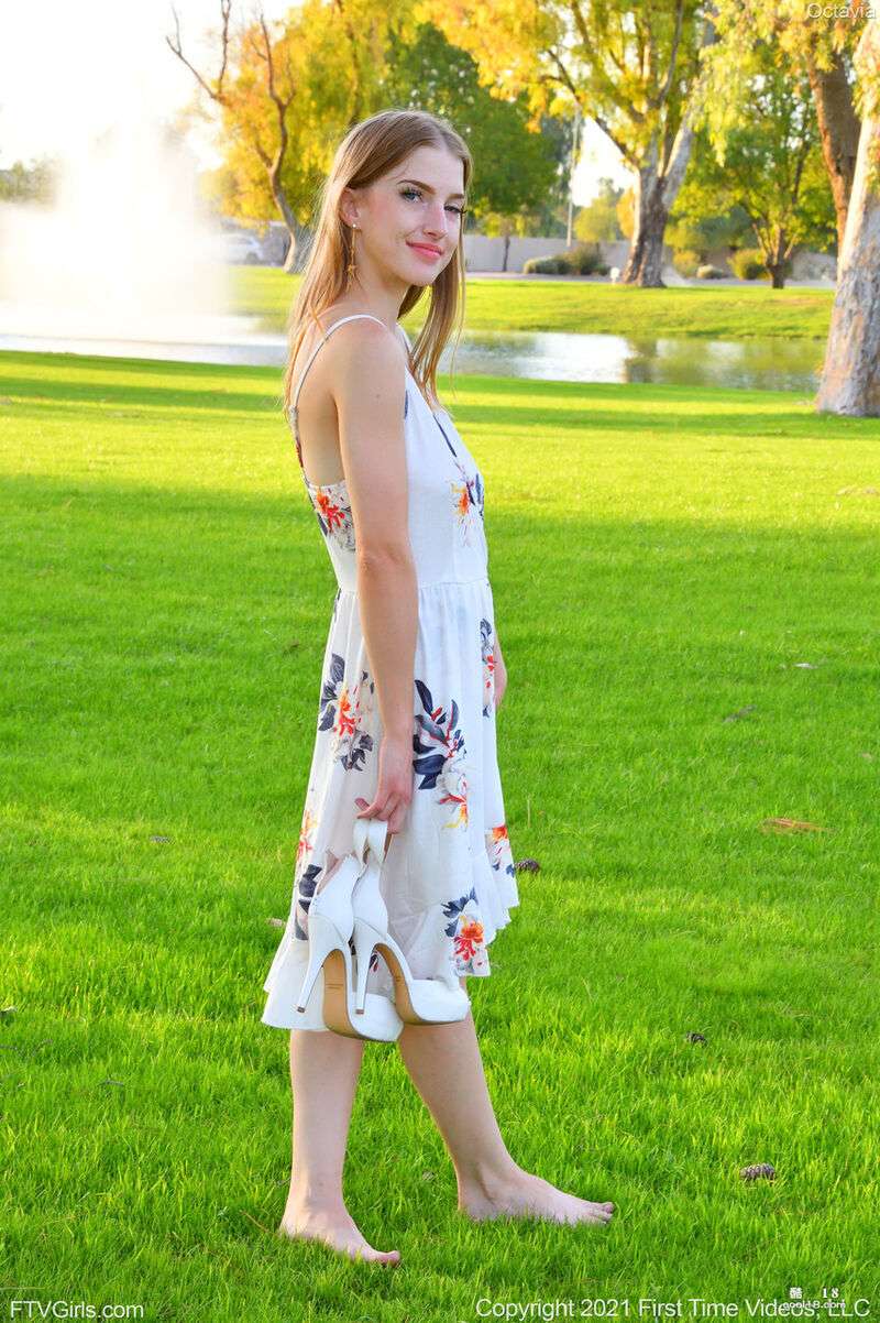 可爱的金发少女奥克塔维亚在户外闪现她的大奶子在家里赤裸上身 Cute blonde teen Octavia flashes her big tits outdoors and topless at home