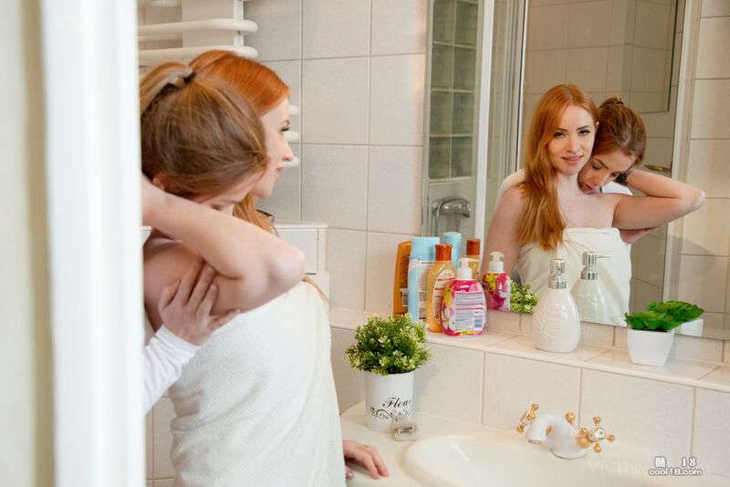 青少年女同性恋者Kiara Lord和Scarlett Jones在浴室里做爱 Teen lesbians Kiara Lord and Scarlett Jones have sex in the bathroom