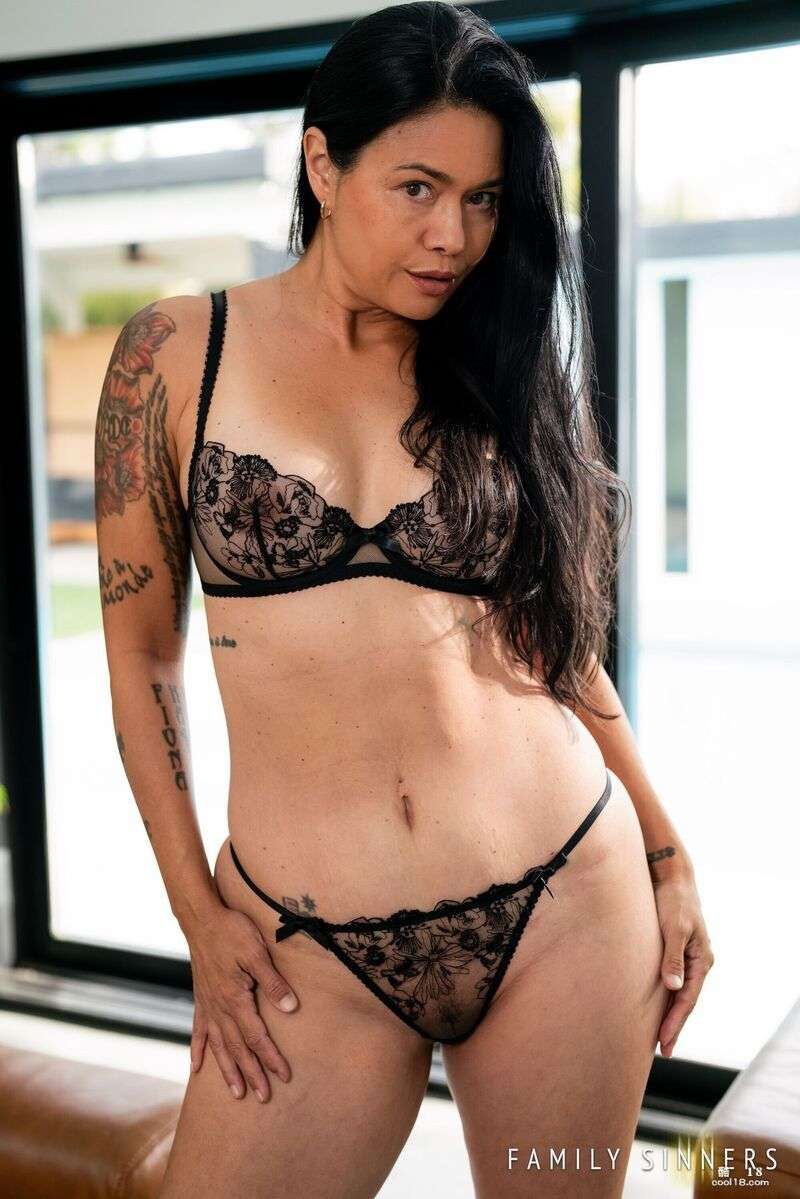 淫荡的妻子 Dana Vespoli 想要被年轻的 Max Fills 操 Slutty wife Dana Vespoli wants to be fucked by young Max Fills