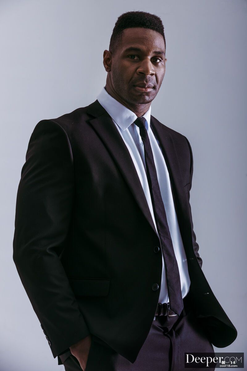 两个性感火辣的金发模特被一个强壮黑人肏了 Two hot blonde models get fucked by a strong black man