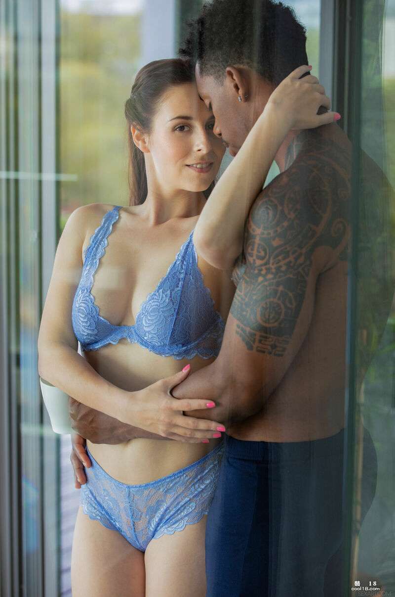 大黑鸡巴进行引人注目的火辣跨种族性爱动作 Big black cock in spectacular hot interracial sex action