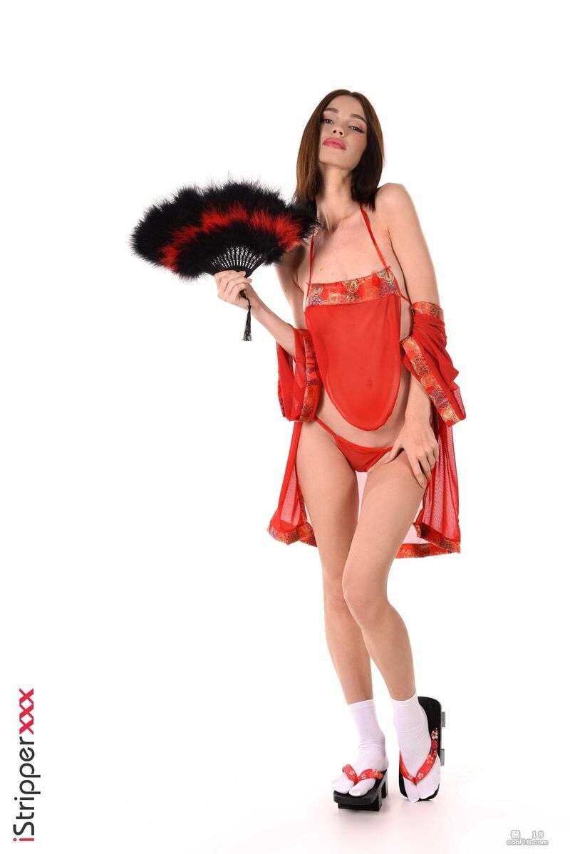 性感辣妹 Lorele 脱下她的胸罩和内裤，在自慰时展示她迷人的身体 Sexy hottie Lorele takes off her bra and panties and shows off her stunning body while masturbating