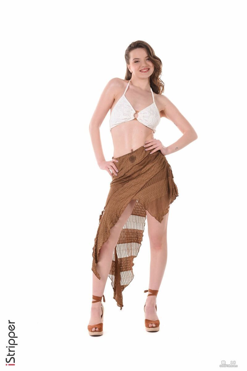 摆出各种性感姿势，伸展身体，露出她可爱的丰满臀部 Striking various sexy poses, stretching her body and revealing her lovely plump butt