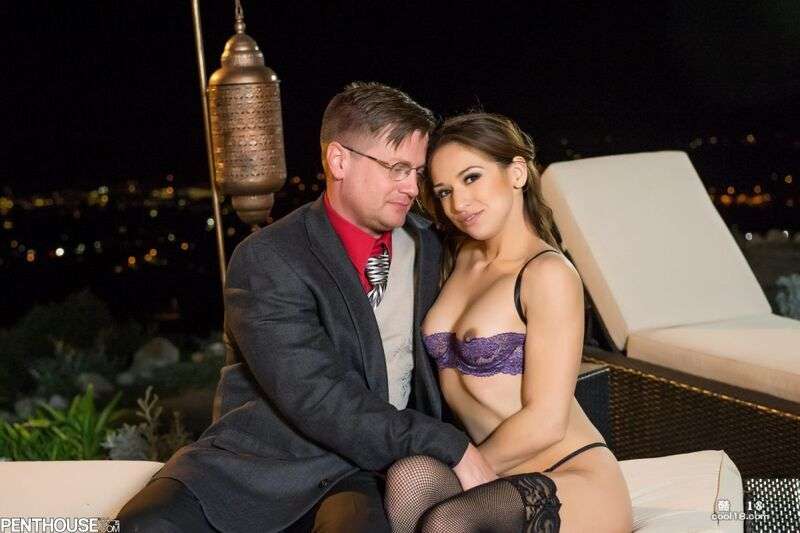 与性感火辣的 Sara Luvv 进行激烈的户外性爱 Intense outdoor sex with sexy Sara Luvv