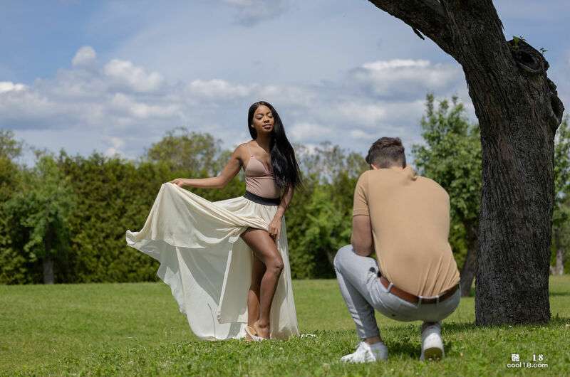 诱人的黑发美女 Sofi Vega 在拍摄照片时享受美好的一天 Seductive brunette Sofi Vega enjoys a great day during a photo shoot