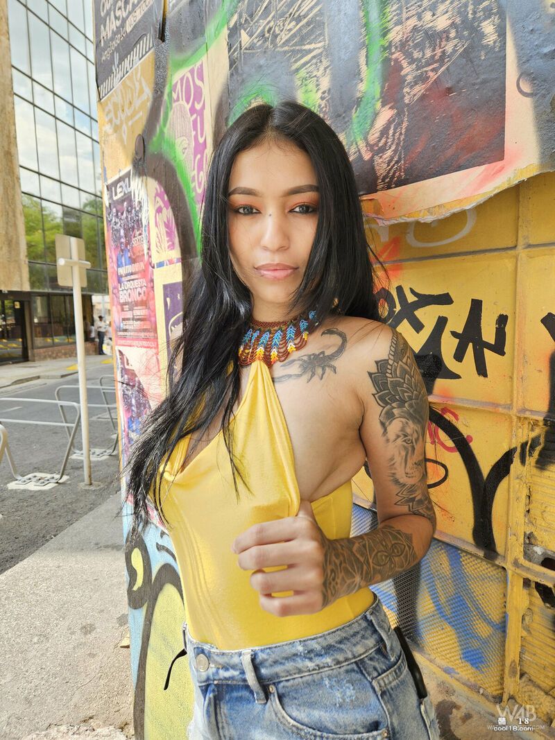 出色的拉丁美女 Alexa Belluci 脱下衣服 Fabulous Latina Alexa Belluci takes off her clothes