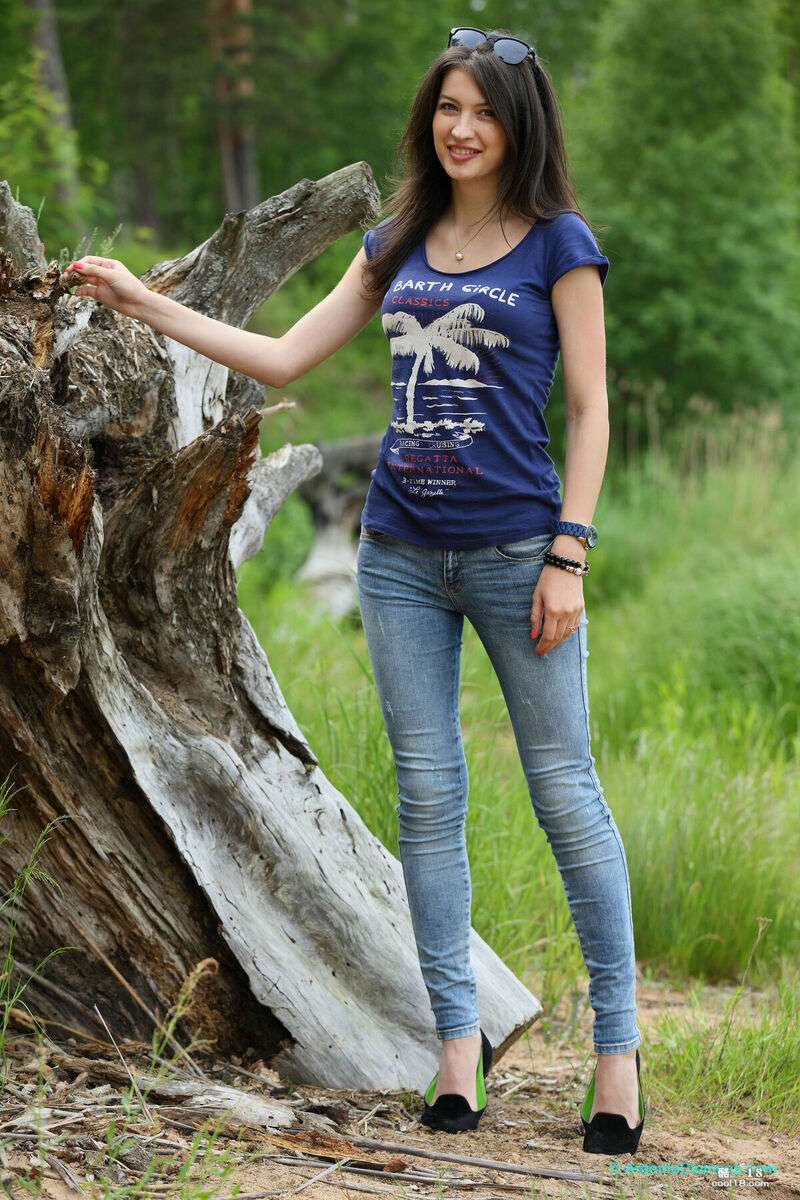 诱人地露出她那美丽苗条的身材和可爱的小乳房 Seductively revealing her beautiful slender figure and cute small breasts