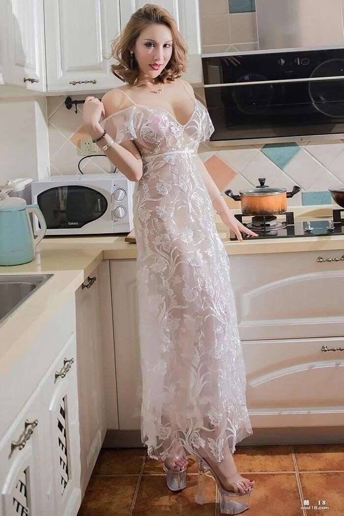 美熟女曼苏拉娜妖媚双唇丰满肉体极度诱人 Beautiful mature woman Mansurana has voluptuous lips and plump body, which is extremely attractive