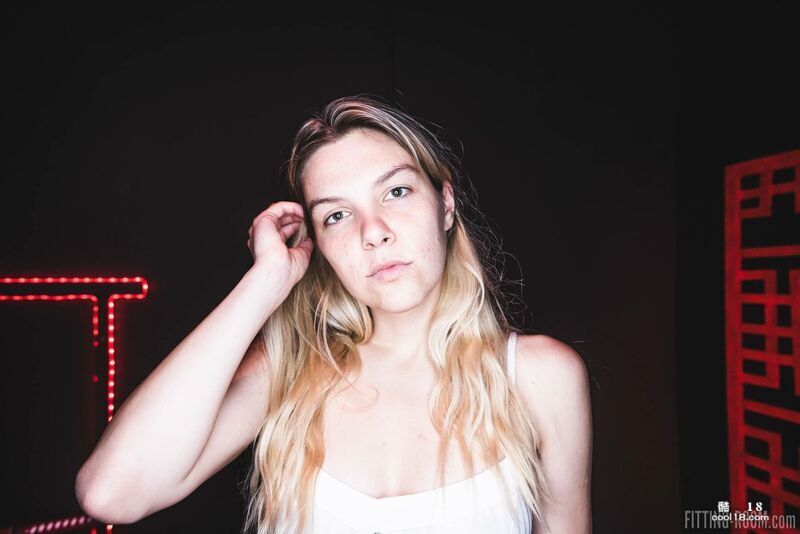 金发女郎身着各种性感的丁字裤，然后使用性玩具与她未刮毛的阴部进行互动 Blonde wears various sexy thongs and then uses sex toys to interact with her unshaved pussy