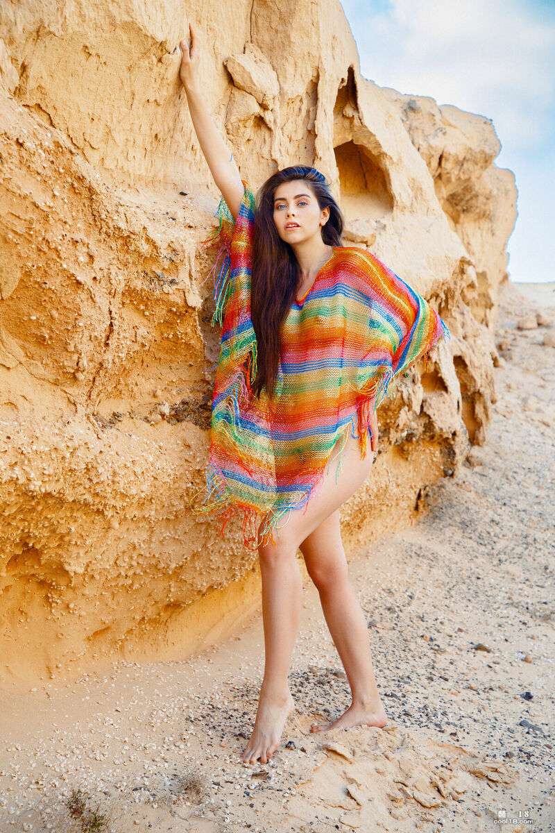 完美的身材和刚剃过的阴部时，性感的、自然卷曲的蜜糖炸弹在阳光下嘶嘶作响 Sexy, naturally curly honey bomb sizzles in the sun with perfect body and freshly shaved pussy