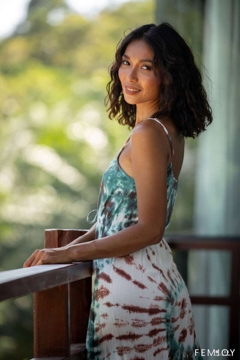 超级漂亮的罗斯挑逗性地掀起迷你裙，露出了她性感的阴部 Super pretty Rose lifts up her miniskirt provocatively to reveal her sexy pussy