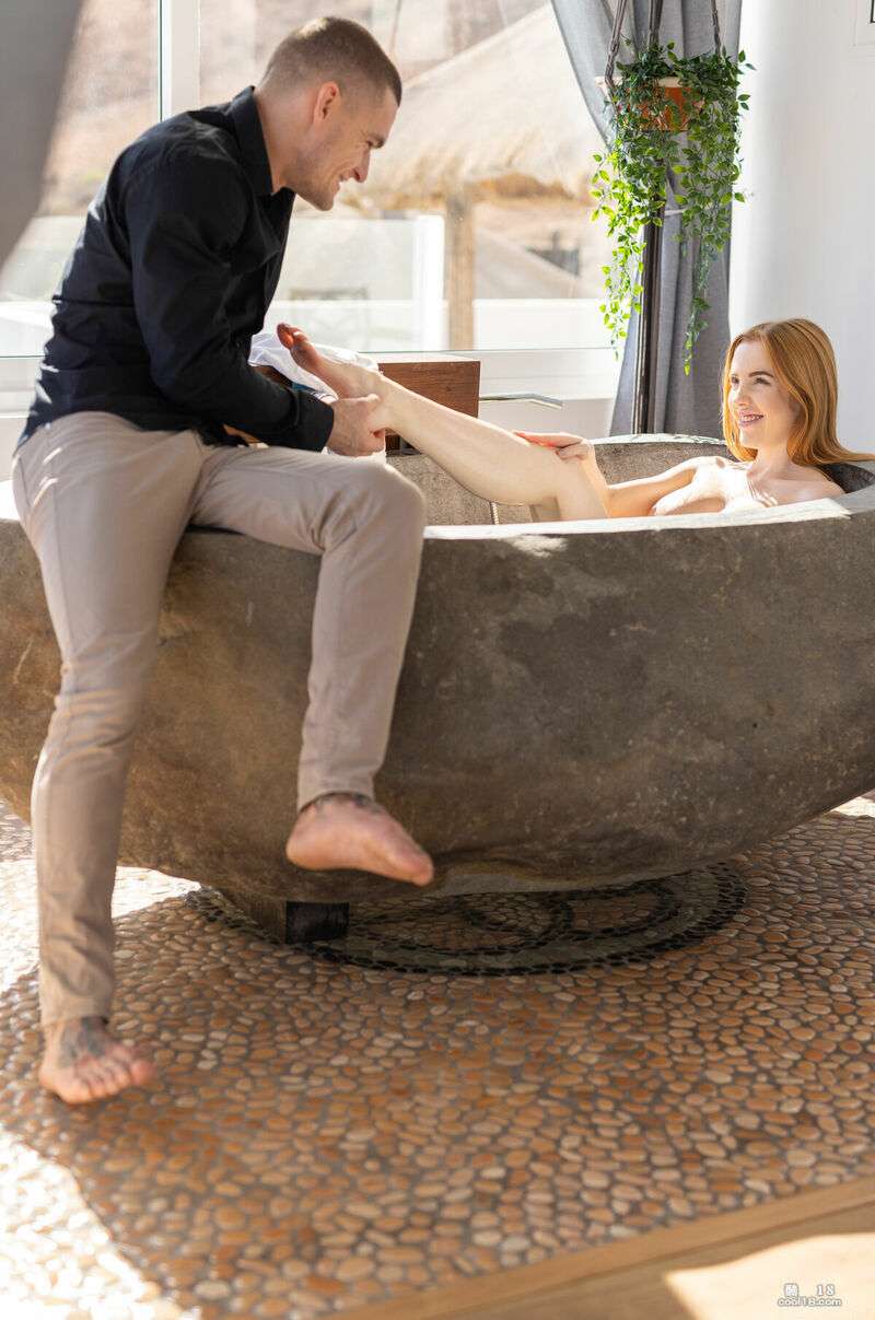 情人走进浴缸之前享受了一场性感沐浴 Lovers enjoy a sexy bath before stepping into the tub