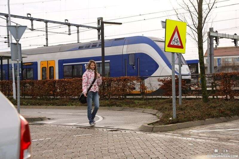 欧洲少女  Beatrix Glower 在户外脱衣露屄 European girl Beatrix Glower strips and exposes her pussy outdoors