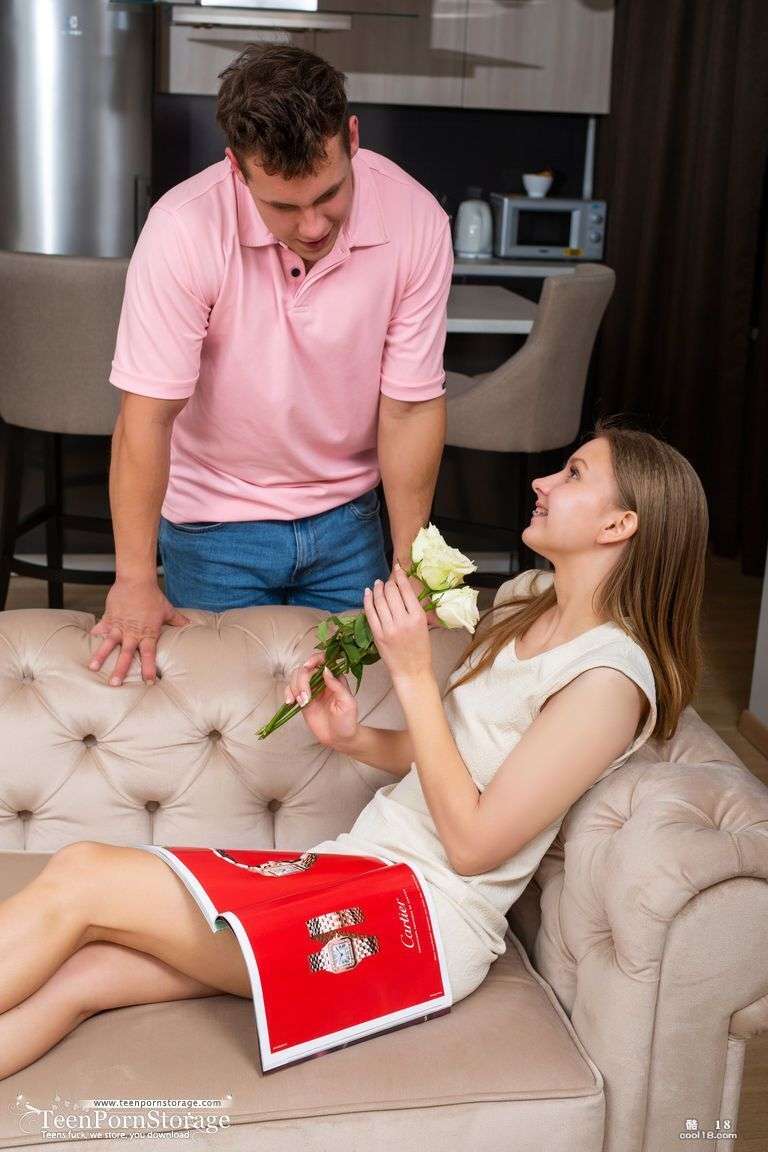 甜美但淫荡的年轻宝贝跨坐在她的情人身上并满足她的阴部 Sweet but horny young babe straddles her lover and gets her pussy satisfied