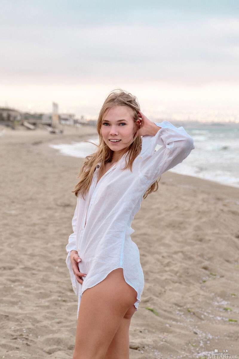 活泼、性感、有着迷人蓝眼睛的辣妹在温暖的地面上伸展四肢，一边按摩 Live, sexy hottie with stunning blue eyes stretches her limbs on the warm floor while getting a massage