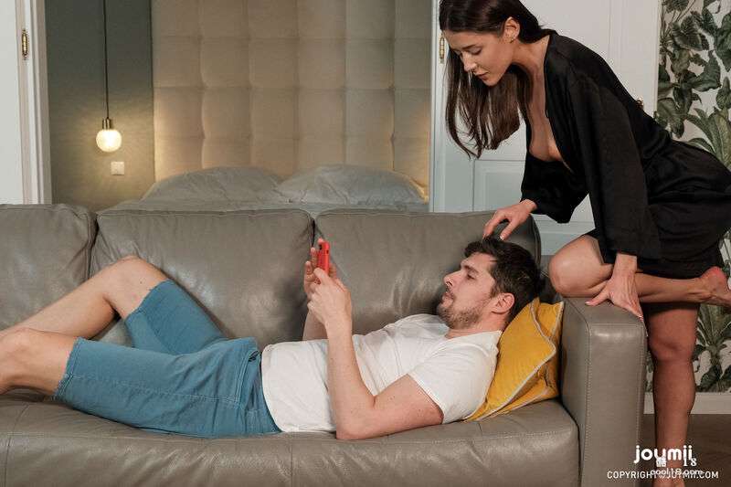 女孩 Sybil 在沙发上用专业的性爱取悦她的男人 Girl Sybil pleases her man with professional sex on the couch