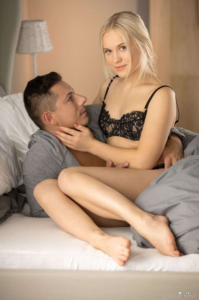 Nikki Hill 满足了她的情人，并让她的阴部沾满精液 Nikki Hill satisfies her lover and gets her pussy covered in cum